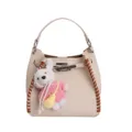 Sac seau beige motif litchi, bordure tressée marron, fermeture métal et jolie poupée. - Avec Pendentif / Blanc Cassé