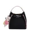 Sac à main noir grain litchi avec poignée rose, détails tissés et charm tricoté mignon. - Avec Pendentif / Noir