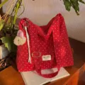 Sac cabas en toile a pois rouges de grande capacite avec bandouliere et joli pendentif de chiot - Avec Pendentif / Bordeaux