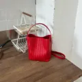 Sac seau en cuir tressé rouge avec poignée et bandoulière pour femme élégante. - Rouge