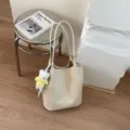 Sac cabas tissé minimaliste avec charm d'ours, grande capacité sac à main élégant pour femme. - Avec Pendentif / Blanc