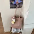 Sac cabas d'épaule tissé rose avec charmant pendentif d'ours en peluche pour le quotidien - Avec Pendentif / Rose