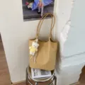 Chic sac cabas d'épaule tissé jaune avec charm d'ours mignon, grand sac décontracté. - Avec Pendentif / Jaune