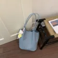 Sac seau en cuir tressé bleu élégant cabas de voyage avec pendentif ours mignon - Avec Pendentif / Bleu