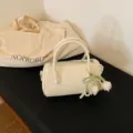 Sac oreiller cylindrique blanc avec pendentif tulipe en perles, sac bandoulière chic. - Avec Pendentif / Blanc Cassé