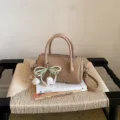 Sac bandoulière oreiller beige avec nœud de perles, sac à main élégant et chic. - Avec Pendentif / Kaki