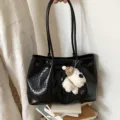Sac cabas noir en cuir tissé pour femme, grand sac porté épaule avec charmant pendentif. - Avec Pendentif / Noir