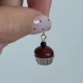 Primo piano dettagliato del simpatico ciondolo in argento a forma di cupcake ben rifinito. - Stile D Cupcake Rosso Scuro Ciondolo (1DZ75-SG)
