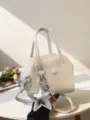 Sac à main structuré blanc en cuir synthétique texturé avec pendentif étoile argentée et poignées - Avec Pendentif / Blanc