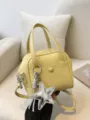 Sac a main en cuir PU jaune sac bandouillere elegante avec breloque etoile article variante - Avec Pendentif / Jaune
