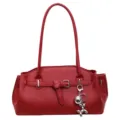 Sac épaule en cuir rouge, sac aisselles chic avec ceinture et charm pour le quotidien. - Avec Pendentif / Rouge