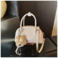 Sac à main blanc chic avec charmot chiot, élégant sac en cuir PU pour femme style printanier. - Avec Pendentif / Blanc Cassé