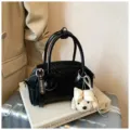 Élégant sac à main noir avec anses, bandoulière et charmant pendentif chien pour femmes. - Avec Pendentif / Noir