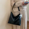 Sac cabas souple noir pour femme, sac à main de banlieue léger en cuir PU décontracté. - Avec Pendentif / Noir