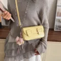 Sac bandoulière jaune en cuir PU avec lanière en perles et pendentif ours petit sac carré - Avec Pendentif / Jaune