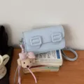 Sac bandoulière en cuir PU bleu clair avec charm ours en peluche et double boucles - Avec Pendentif / Bleu
