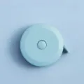 Mini metro a nastro retrattile azzurro, simpatico strumento di misura in plastica. - Blu nordico rotondo
