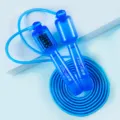 Detailaufnahme des blauen transparenten Springseilgriffs mit mechanischem Zählwerk. - Blau