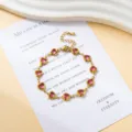Vergoldetes Edelstahl-Kettenarmband mit wunderschönen rosa herzförmigen Kristallsteinen. - Armband / Rosa