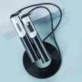 Gewichtetes Stahl-Springseil mit mechanischem Zähler für Schülertraining und Fitnesstraining - Weiß-schwarze Blisterverpackung