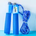 Blaues Zähl-Seilspringer mit Schaumstoffgriff und geflochtenem Baumwollseil für Schülertraining - 6131 Zähl-Baumwollseil - Blau
