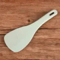 Spatule à riz verte en plastique antiadhésif avec picots et trou de suspension pour cuisine. - Vert Nordique / Sac OPP