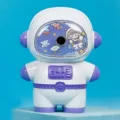 Karikatur Astronaut manueller Bleistiftspitzer, niedliche Schreibwaren für Schüler in Lila. - Traumhaft lila Astronaut