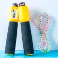 Corde à sauter tressée colorée avec compteur mécanique et poignée en mousse pour entraînement. - 6132 Corde torsadée avec compteur - Jaune