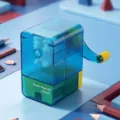 Handkurbel-Bleistiftspitzer mit transparentem blauen Gehäuse, kompaktes Büro-Briefpapier. - Gelbe Schublade