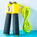 Verstellbares Fitness-Springseil mit Schaumstoffgriffen und mechanischem Zähler für Sport. - 6129 Zähl-Springseil aus Gummi - Gelb