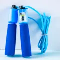 Blaues Springseil mit Schaumstoffgriffen und mechanischem Zähler für Fitnesstraining Sport. - 6129 Zähl-Springseil aus Gummi - Blau