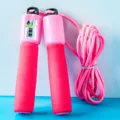Corde à sauter rose avec poignées en mousse confortables et compteur pour le fitness. - Corde à sauter avec compteur en caoutchouc 6129 - rouge