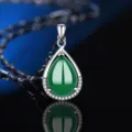 Elegante grüne Chalcedon Tropfen-Halskette mit 925er Sterlingsilber und funkelnden Zirkonsteinen. - Stil 20 Grüner Chalcedon Anhänger Ohne Kette / 925er Silber