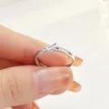 S925 Silber verstellbarer Ring, minimalistisches Knotendesign mit funkelnden Zirkonia. - Einstellbar Offen / Schleifenknoten-Twist-Stil (Z01146)