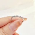 Minimalistischer S925 Silber verstellbarer Ring mit Zirkonia Steinen und kleinen Nieten. - Einstellbar Offen / Clash Nieten-Stil (Z01146)