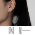 Silberne Buchstaben N Ohrstecker mit Zirkonia Steinen, schlichter und eleganter Damenschmuck. - Buchstabe N / 925er Silber