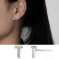 Silberne T-förmige Ohrstecker mit glitzernden Steinen, elegantes minimalistisches Schmuckstück. - Buchstabe T / 925er Silber