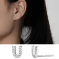 Silberne U-förmige Buchstaben Ohrstecker mit Mikropavé Diamanten für Damen minimalistischer Ohrschmuck - Buchstabe U / 925er Silber