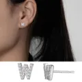 Silberne Mini-Ohrstecker mit Zirkonia Buchstabe W, zarter und minimalistischer Damenschmuck. - Buchstabe W / 925er Silber