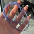 Primo piano dettagliato di collana girocollo con perline di tanzanite e ciondolo in argento. - Stile Fiore di Tanzanite Viola (1TL105-SG)