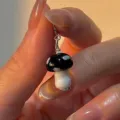 Primer plano detallado del colgante de seta en blanco y negro con anilla de plata. - Estilo D (1DZ69-SG)