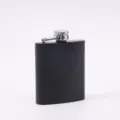 Nahaufnahme des schwarzen matten Edelstahl-Flachmanns, tragbare Outdoor-Alkoholflasche. - 3 oz / 90 ml / Schwarz matt lackiert