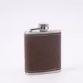 Tragbarer Taschenflachmann aus Edelstahl mit braunem Kunstlederbezug und Schraubverschluss. - 3 oz / 90 ml / R64 Kaffee