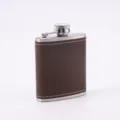 Tragbarer Edelstahl Flachmann mit brauner Lederhülle und weißer Naht für Outdoor. - 3 oz / 90 ml / Glattes Kaffee