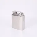 Détail de la flasque en acier inoxydable, vue rapprochée du modèle de poche métal. - 18oz / Miroité