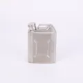 Gros plan détaillé de la flasque en acier inoxydable en forme de bidon d'essence. - 5oz / Finition mate