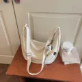Sac bandoulière blanc minimaliste, sac hobo en cuir PU souple avec joli pendentif cheval. - Avec Pendentif / Beige Avec Charme
