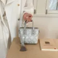 Sac à main brodé de style chinois pour femmes, sac fourre-tout tendance avec élégant pendentif gland. - Gris