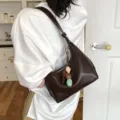 Sac porté épaule hobo marron foncé minimaliste pour femme, sac bandoulière chic, style quotidien - Avec Pendentif / Café