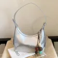 Sac hobo argenté minimaliste pour femme, sac à bandoulière métallique tendance avec perles. - Avec Pendentif / Argent